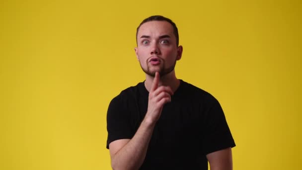 Video Man Poserar För Video Gul Bakgrund Begreppet Känslor — Stockvideo