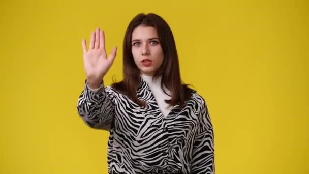 Відео Однієї Дівчини Показує Знак Зупинки Жовтому Тлі Поняття Емоцій — стокове відео