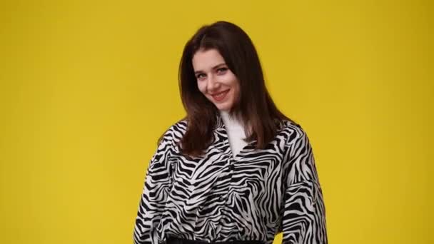 Video Van Blanco Emotie Van Een Meisje Gele Achtergrond Concept — Stockvideo