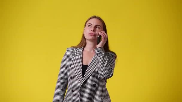 Video Pige Taler Telefonen Gul Baggrund Begrebet Følelser – Stock-video