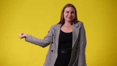 Mavi arka planda poz veren bir kızın 4K videosu. Duyguların kavramı.