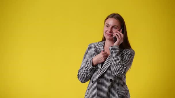 Wideo Jednej Dziewczyny Rozmawiającej Przez Telefon Żółtym Tle Pojęcie Emocji — Wideo stockowe