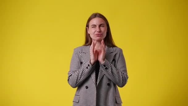 Wideo Podekscytowanej Dziewczyny Klaszczącej Dłonie Żółtym Tle Pojęcie Klaszczących Dłoni — Wideo stockowe