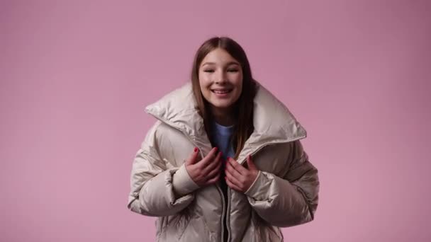 一个女孩的4K视频是如此兴奋超过粉色背景的东西 情绪的概念 — 图库视频影像