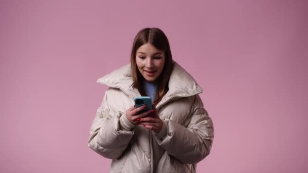 Video Una Chica Escribiendo Texto Sobre Fondo Rosa Concepto Emociones — Vídeos de Stock