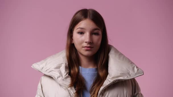 一个女孩的4K视频是如此兴奋超过粉色背景的东西 情绪的概念 — 图库视频影像