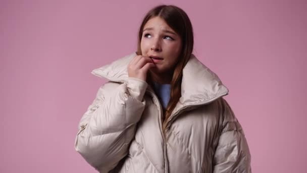 Video Una Chica Con Expresión Facial Negativa Sobre Fondo Rosa — Vídeo de stock