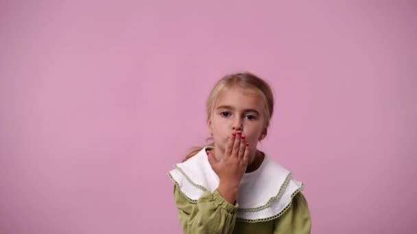 Video Dívky Dělá Tvar Srdce Rukama Růžovém Pozadí Koncept Emocí — Stock video