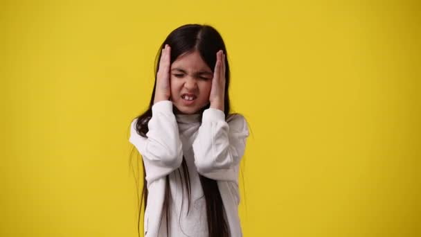Βίντεο Ενός Κοριτσιού Αρνητική Έκφραση Προσώπου Πάνω Από Κίτρινο Φόντο — Αρχείο Βίντεο