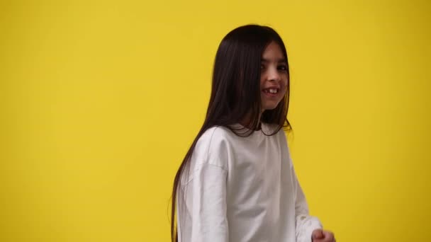 Vídeo Uma Menina Mostrando Polegar Sobre Fundo Amarelo Conceito Emoções — Vídeo de Stock