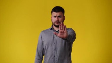 Sarı arka planda bir adamın boş duygularının 4K videosu. Boş duygu kavramı.