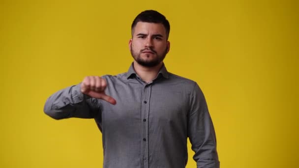 Video Jednoho Muže Ukazující Palec Dolů Přes Žluté Pozadí Pojetí — Stock video