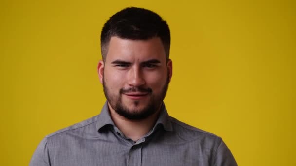 黄色い背景に男1人の空虚な感情の4Kビデオ 空白の感情の概念 — ストック動画