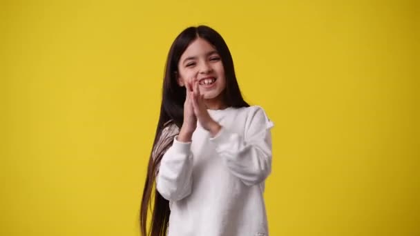 4K视频的女孩与狡猾的面部表情在黄色背景 有观念的女孩的概念 — 图库视频影像