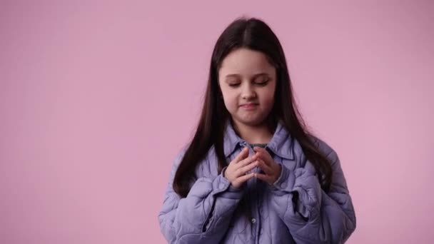 Wideo Dziewczyny Tworzącej Serce Palcami Różowym Tle Pojęcie Uczuć Miłosnych — Wideo stockowe