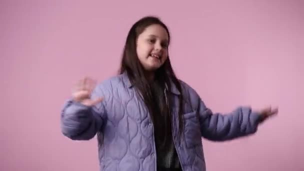Відео Дівчини Посміхається Камеру Поняття Октавського Знаку — стокове відео