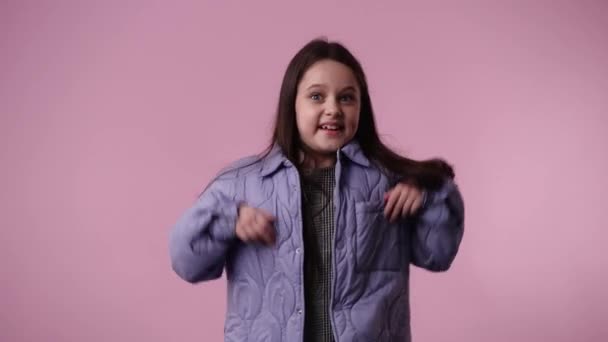 Video Una Chica Posando Para Video Sobre Fondo Rosa Concepto — Vídeos de Stock