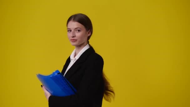 Відео Однієї Дівчини Яка Думає Про Щось Блокнотом Жовтому Тлі — стокове відео