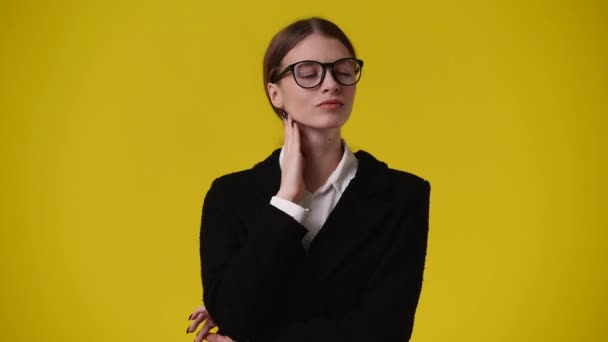 Video Van Meisje Met Doordachte Gezichtsuitdrukking Gele Achtergrond Concept Van — Stockvideo