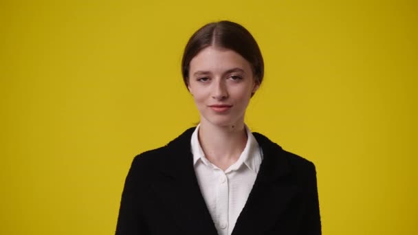 Video Prázdných Emocí Jedné Dívky Žlutém Pozadí Pojetí Prázdných Emocí — Stock video