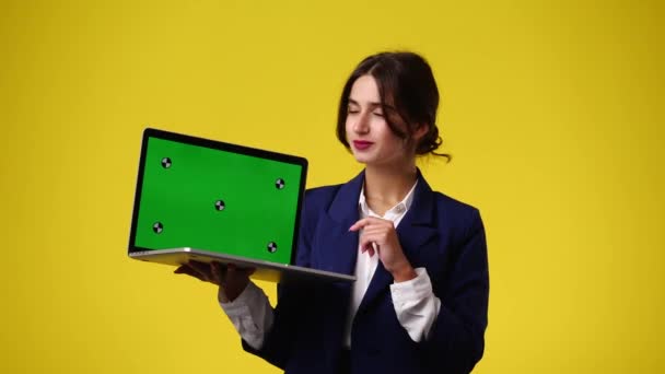 Video Von Einem Mädchen Mit Chroma Key Laptop Und Zeigt — Stockvideo