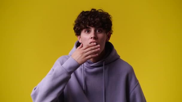 1人の男の4Kビデオ黄色の背景に非常に感情的であること 感情の概念 — ストック動画