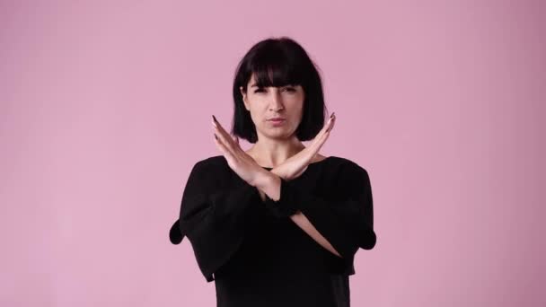 Видео Одной Женщины Которая Скрещивает Руки Отрицательно Реагирует Розовом Фоне — стоковое видео