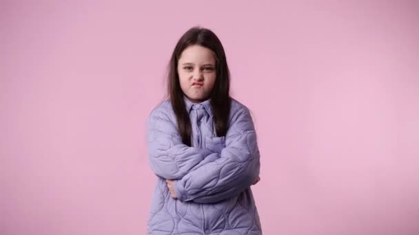 ピンクの背景でパニック状態の1人の女の子の4Kビデオ 感情の概念 — ストック動画