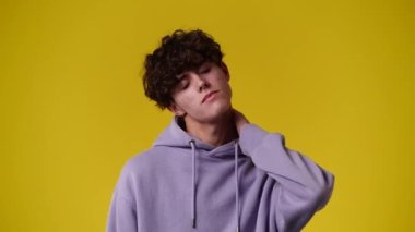 Sarı arka planda düşünceli yüz ifadesi olan bir adamın 4K videosu. Fikirleri olan insan kavramı.