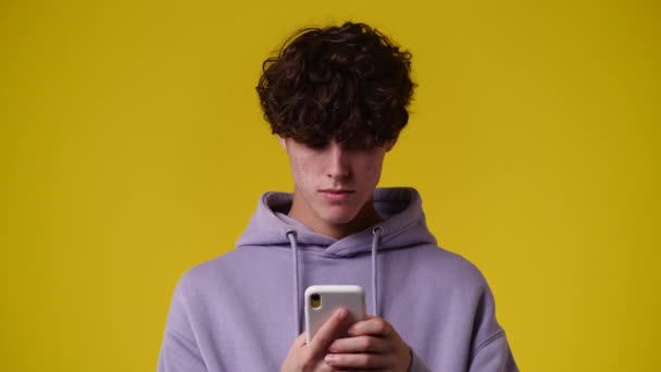 Vídeo Homem Usando Telefone Sobre Backgrpound Amarelo Conceito Emoções — Vídeo de Stock