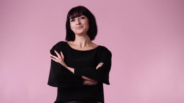 Video Ženy Mazaným Výrazem Obličeje Růžovém Pozadí Koncept Ženy Nápady — Stock video