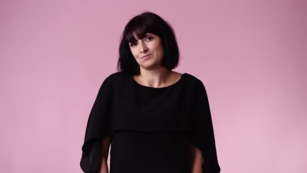 Video Einer Frau Mit Nachdenklichem Gesichtsausdruck Auf Rosa Hintergrund Konzept — Stockvideo