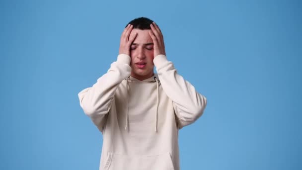 青い背景に男1人の空虚な感情の4Kビデオ 空白の感情の概念 — ストック動画