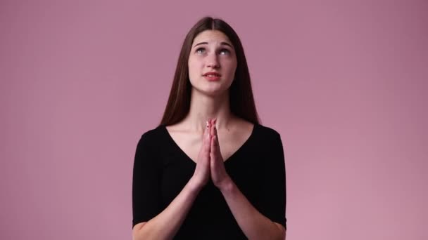 Відео Однієї Дівчини Схрещує Пальці Вірить Щось Над Рожевим Тлом — стокове відео