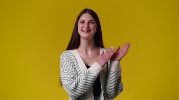 Slow Motion Video One Girl Claps His Hands Smiling Yellow — Wideo stockowe