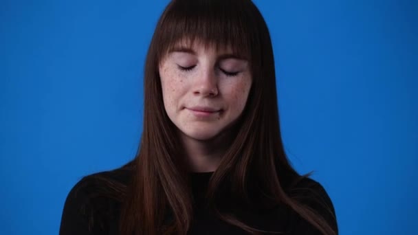 Video Flicka Poserar Med Ett Negativt Uttryck Över Blå Bakgrund — Stockvideo