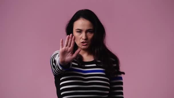 Video Jedné Ženy Která Zastaví Někoho Negativním Výrazem Obličeje Přes — Stock video
