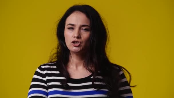 Zpomalené Video Jedné Ženy Zobrazující Mlčení Žlutém Pozadí Pojetí Emocí — Stock video
