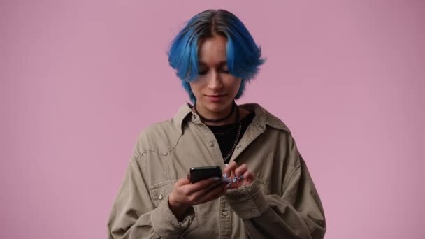 Video Van Een Meisje Dat Glimlacht Tekst Typt Roze Achtergrond — Stockvideo