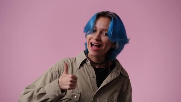 Video Van Een Meisje Tonen Duimen Omhoog Roze Achtergrond Concept — Stockvideo