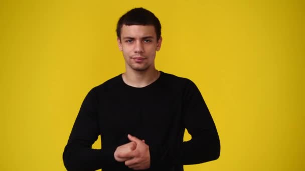 Video Kde Jeden Muž Ukazuje Rukama Musí Bojovat Žluté Pozadí — Stock video