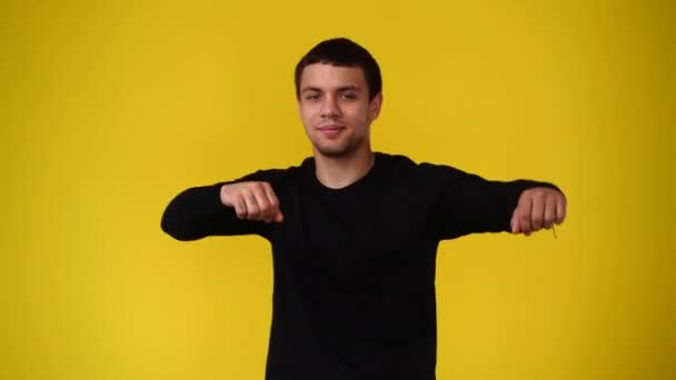 Video Jednoho Muže Který Usmívá Tančí Žlutém Pozadí Pojetí Emocí — Stock video