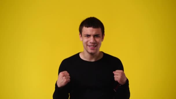 Video Eines Mannes Der Sich Emotional Über Gelben Hintergrund Freut — Stockvideo