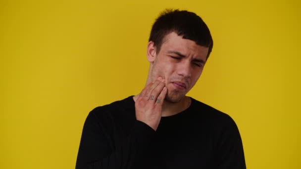 Vidéo Homme Qui Souffre Mal Dents Sur Fond Jaune Concept — Video