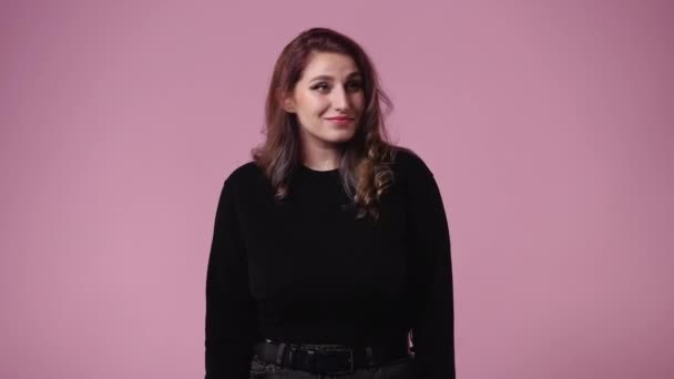 ピンクの背景の上に無音サインを示す1人の女性の4Kスローモーションビデオ 感情の概念 — ストック動画