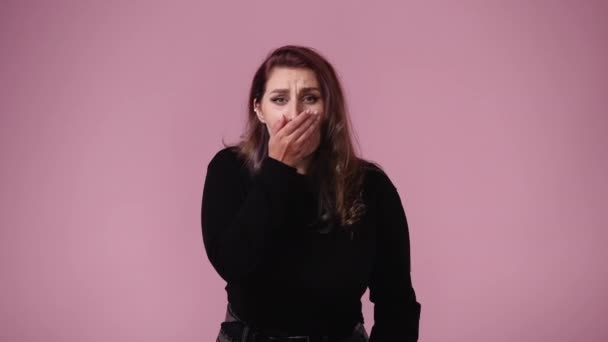 Video Femeie Care Este Foarte Îngrijorat Fundal Roz Conceptul Emoții — Videoclip de stoc