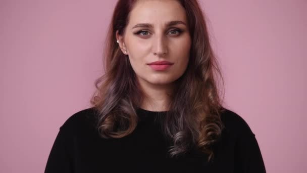 Video Van Een Vrouw Die Poseren Glimlachen Roze Achtergrond Concept — Stockvideo