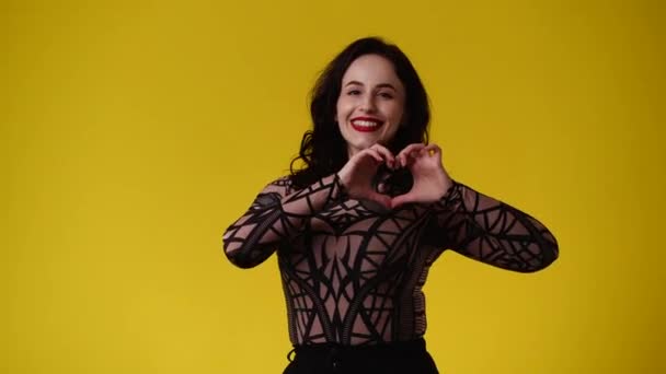 Sarı Arka Planda Kalp Işareti Olan Bir Kadının Videosu Duyguların — Stok video