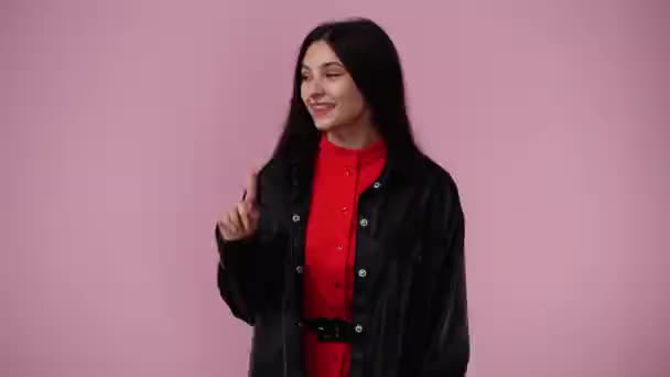 Wideo Jednej Dziewczyny Pokazującej Się Lewej Kciuki Górę Różowym Tle — Wideo stockowe