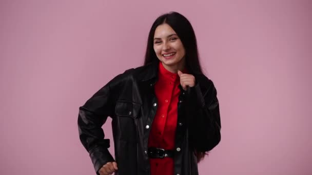 Video Von Einem Mädchen Das Über Rosa Hintergrund Lächelt Und — Stockvideo